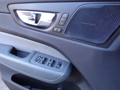 2022 Volvo XC60 B5 R-Design
