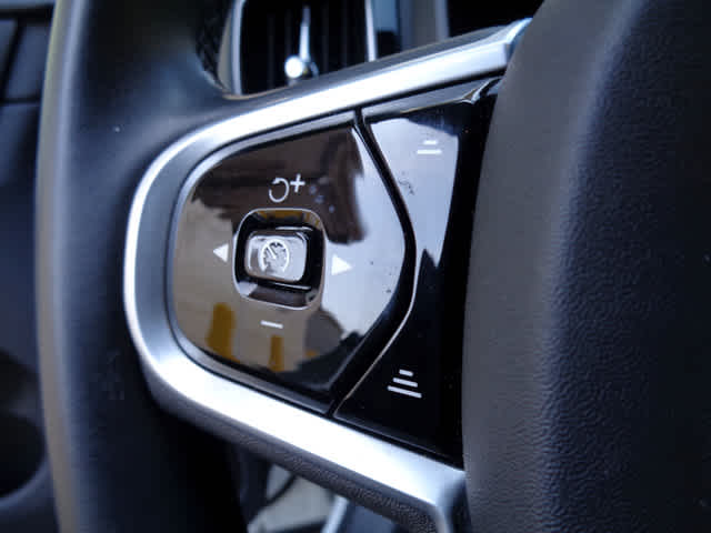 2022 Volvo XC60 B5 R-Design