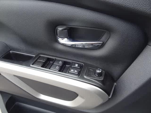 2023 Nissan Titan SV
