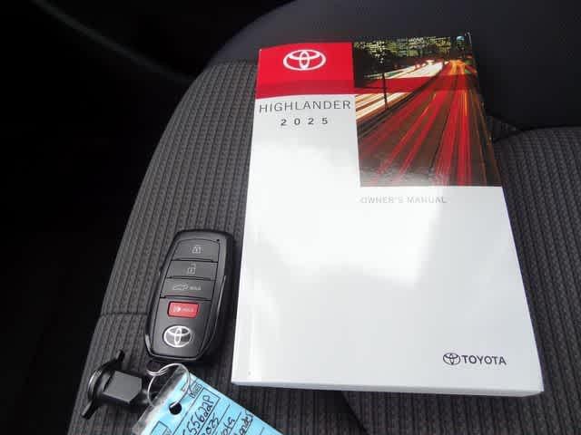 2025 Toyota Highlander LE