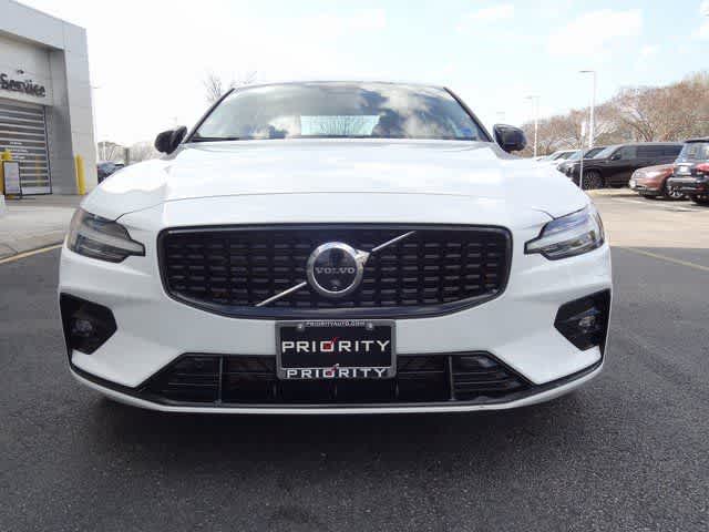 2024 Volvo S60 Plus Dark Theme